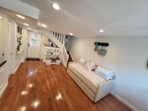 Downtown Toronto House Central 2BED 2BATH Subway Free Parking
